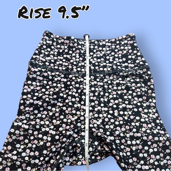 EUC Wear It To Heart Floral Leggings in Black, White and Pink. Size XS ๐ง๐ฝโโ๏ธ - Picture 5 of 8